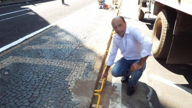 Vereador Claudinei da Rocha mostra barras de ferro usadas para acorrentar motos no Centro (Foto: Divulgação Câmara Municipal)